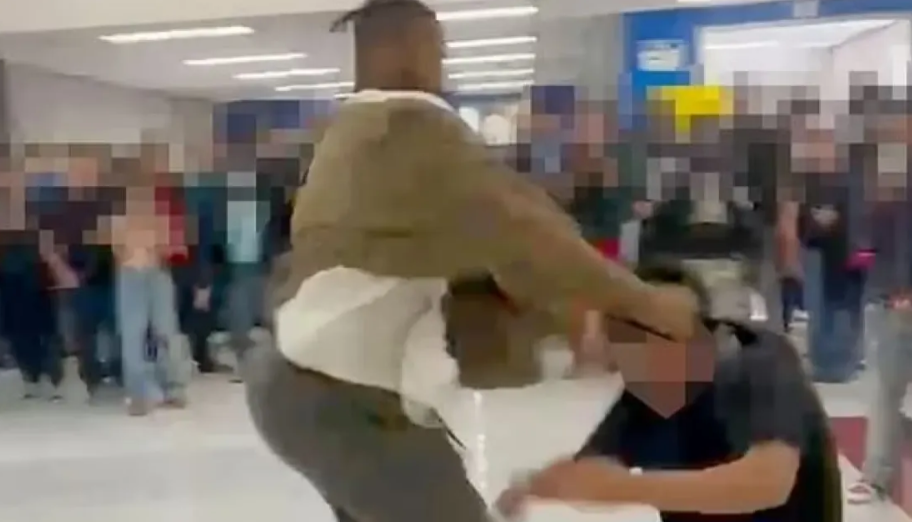 Εκπαιδευτικός στο Λας Βέγκας φέρεται να ξυλοκόπησε μαθητή επειδή τον αποκάλεσε νέγρο. Συνελήφθησαν και οι δυο