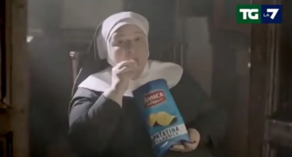 Αντιδράσεις για διαφήμιση με μοναχές στην Ιταλία που τρώνε πατατάκια τη στιγμή της Μετάλειψης. Τη χαρακτήρισαν βλάσφημη