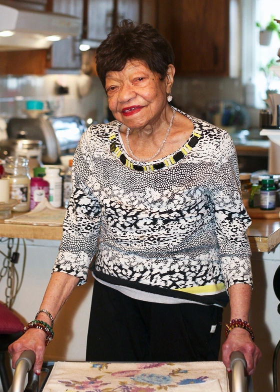 Υπεραιωνόβια γυναίκα 103 ετών δίνει συμβουλές μακροζωίας. “Περπάτα, αγάπα τον εαυτό σου και φάε σωστά”