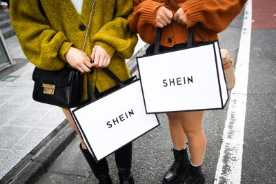 Shein. 12ωρα χωρίς διάλειμμα με αμοιβή 771 ευρώ στον κινεζικό γίγαντα online αγορών. Τι απαντά η εταιρεία