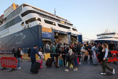 Σε εξέλιξη η πασχαλινή έξοδος. Μεγάλες καθυστερήσεις στην Αττική Οδό και στην Αθηνών-Κορίνθου. Αυξημένη η κίνηση στα λιμάνια