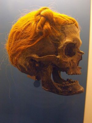 Το κεφάλι που βρέθηκε μουμιοποιημένο με τα μαλλιά κότσο. Το περίεργο χτένισμα και οι θεωρίες των ιστορικών