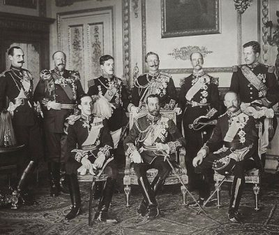 Οι 9 βασιλιάδες της Ευρώπης που φωτογραφήθηκαν μαζί για πρώτη και τελευταία φορά. Οι 4 καθαιρέθηκαν και ένας δολοφονήθηκε