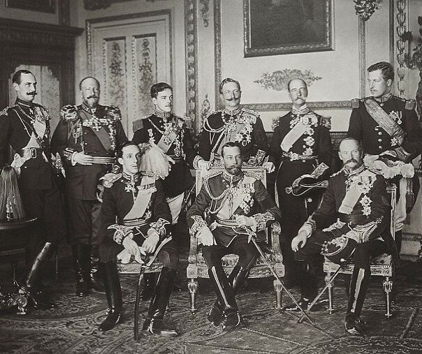 Οι 9 βασιλιάδες της Ευρώπης που φωτογραφήθηκαν μαζί για πρώτη και τελευταία φορά. Οι 4 καθαιρέθηκαν και ένας δολοφονήθηκε