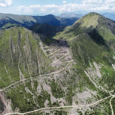 Ίλιγγος στα Καγκέλια. Αυτή είναι η πιο απότομη χωμάτινη ορεινή διαδρομή των Αγράφων και εκεί έφτασε μόνο το drone