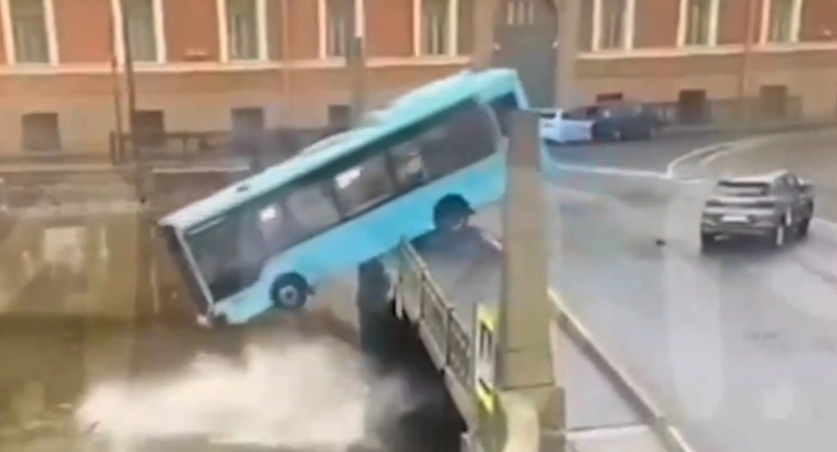 Τουλάχιστον 4 νεκροί από πτώση λεωφορείου σε ποτάμι στην Αγία Πετρούπολη (βίντεο)