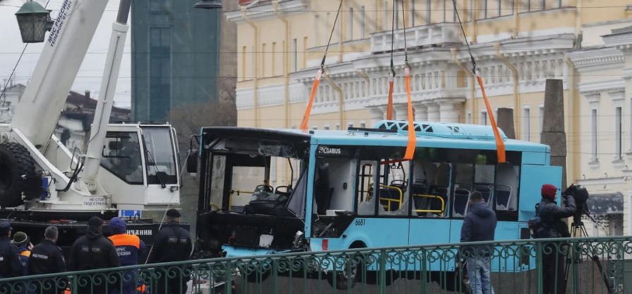 Τουλάχιστον 7 οι νεκροί από την πτώση λεωφορείου σε ποτάμι στην Αγ. Πετρούπολη (βίντεο)