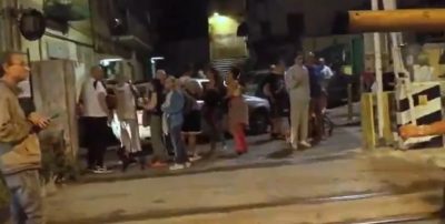 Σεισμοί αναστάτωσαν τη νύχτα τη Νάπολη. Ο κόσμος κοιμήθηκε στους δρόμους και τα ΙΧ τους. Τι λένε οι ειδικοί (βίντεο)