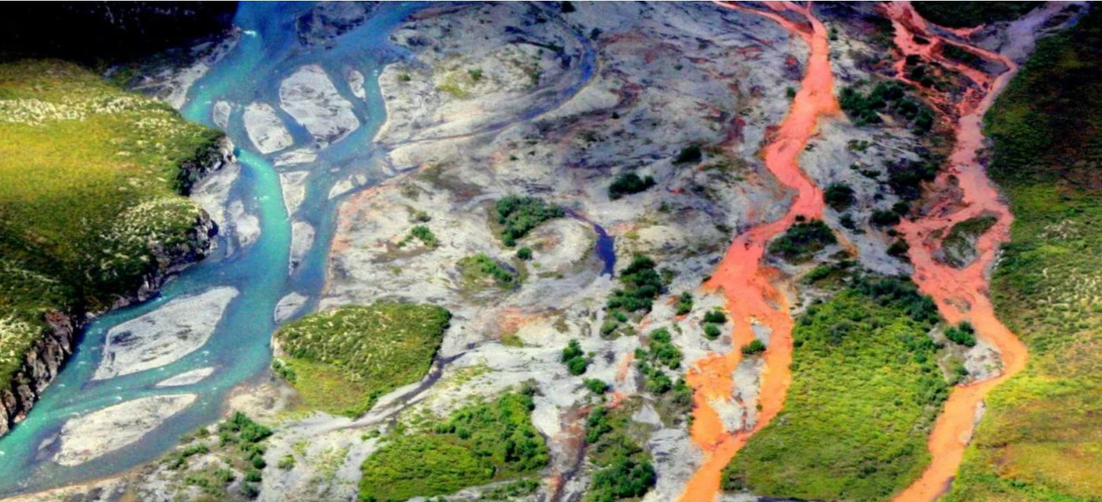 Γιατί τα ποτάμια στην Αλάσκα βάφτηκαν πορτοκαλί. Τι ρόλο παίζουν τα μέταλλα στο υπέδαφος. Οι ειδικοί εξηγούν