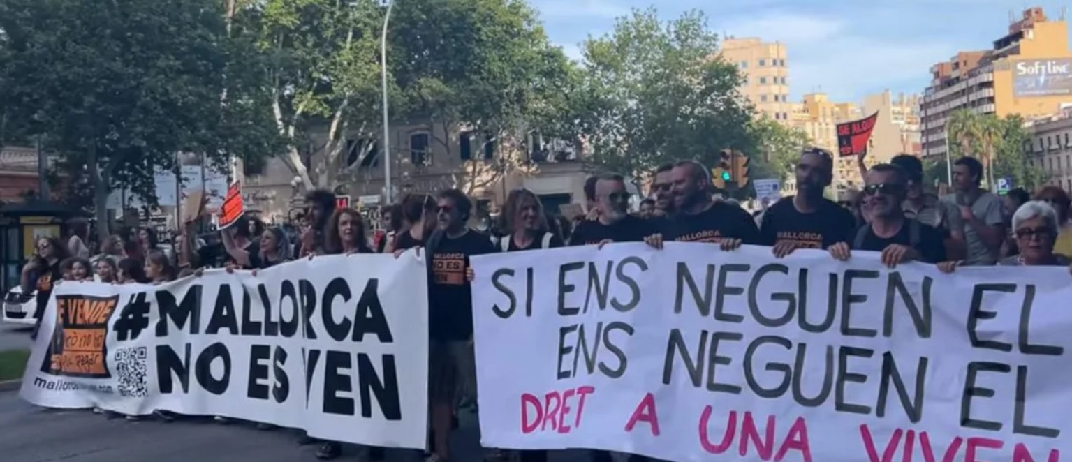 Οργισμένες διαδηλώσεις Ισπανών κατά του μαζικού τουρισμού: “Γυρίστε σπίτια σας!”. Διαδηλώσεις σε Μαγιόρκα, Ίμπιζα, Κανάρια
