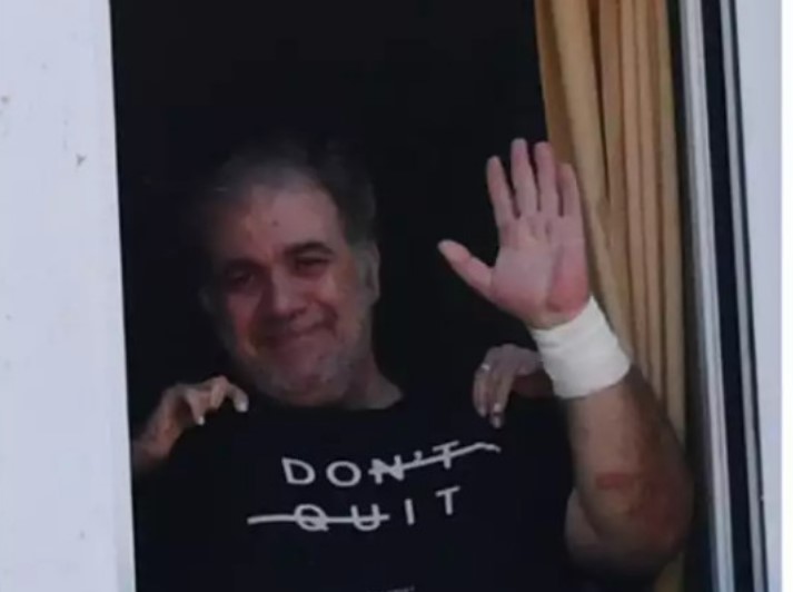 Η πρώτη φωτογραφία του Δ. Σταρόβα μετά το εγκεφαλικό επεισόδιο στο παράθυρο του νοσοκομείου. Εξιτήριο για τον ηθοποιό