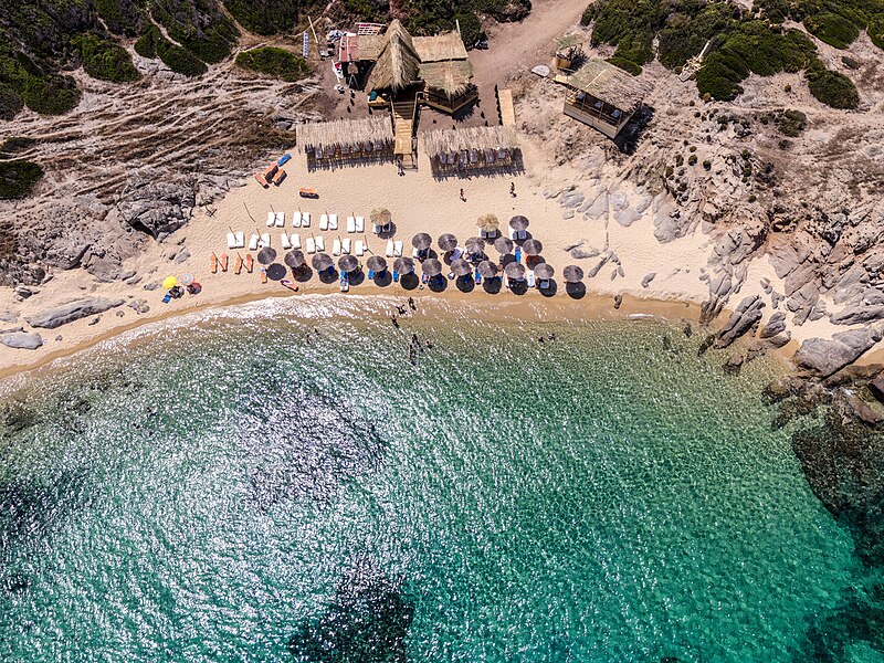 «Σμήνος» drone εποπτεύει τις παραλίες στην Χαλκιδική. Ξεκίνησαν έλεγχοι για παραβάσεις σε παραλίες. Οι ποινές