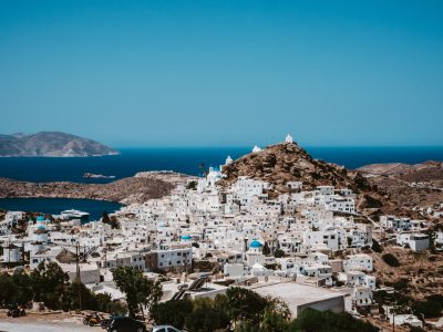 Αυτό το ελληνικό νησί προτείνει το Vanity Fair ως απόλυτο προορισμό διασκέδασης. Εκθειάζει τα ιστορικά αξιοθέατα