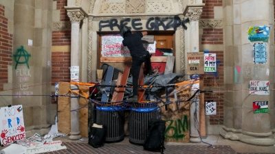 Προσαγωγές και λαστιχένιες σφαίρες κατά των διαδηλωτών στο UCLA των ΗΠΑ για τον πόλεμο στη Γάζα (βίντεο)