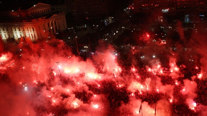 Πάνω από 100 χιλιάδες οπαδοί του Ολυμπιακού πανηγύρισαν στον Πειραιά την κατάκτηση του Conference League (βίντεο)