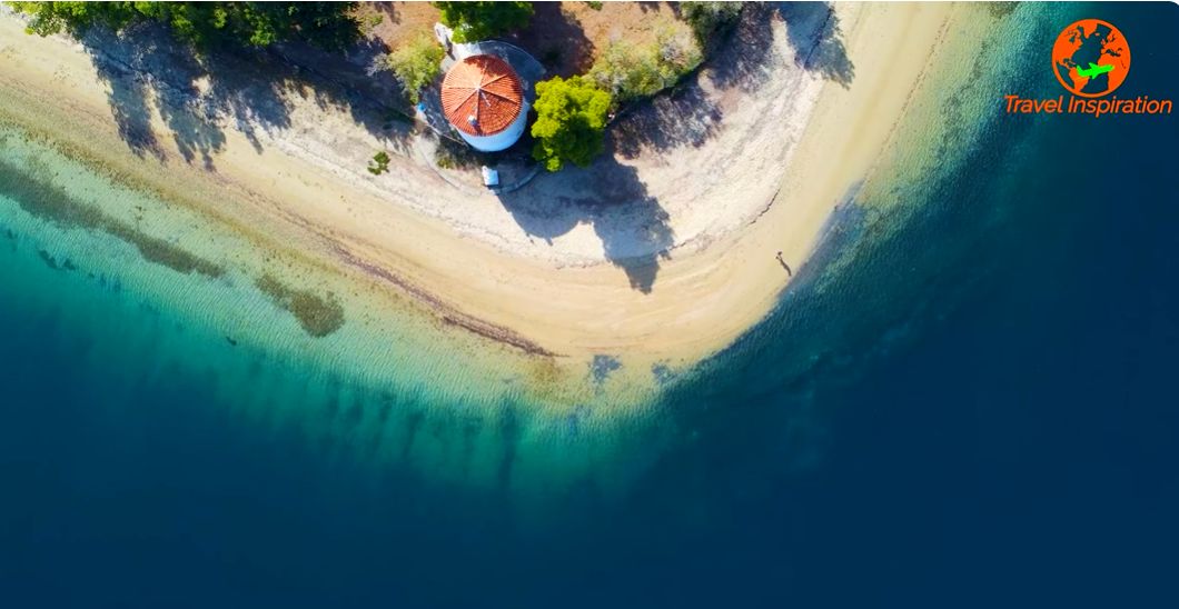 Η ήσυχη παραλία της βορειοδυτικής Εύβοιας με τον παραδοσιακό μύλο. Πως πήρε το όνομα Γιάλτα (drone)