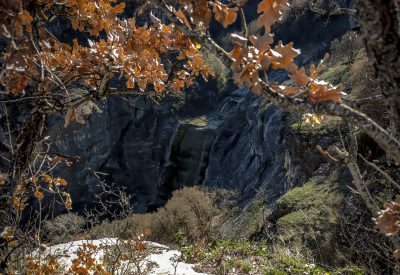 Το ιστορικό μοναστήρι της Τσούκας δίπλα στον καταρράκτη. Το έκαψε η αιματοβαμμένη μεραρχία Εντελβάις την κατοχή (drone)