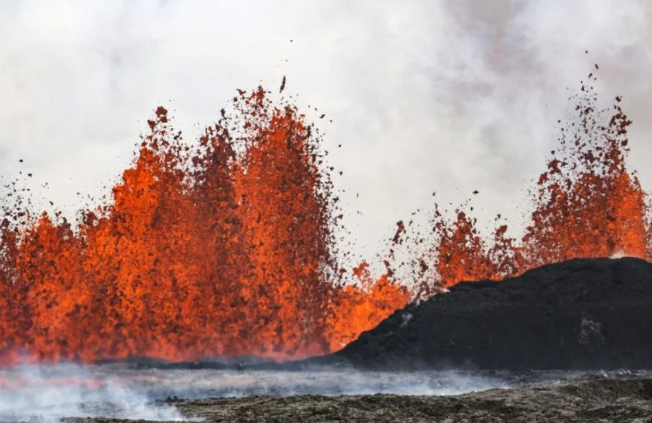 Συγκλονιστικές εικόνες από το ηφαίστειο της Ισλανδίας που εκτοξεύει λάβα για 2η μέρα