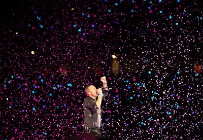 Coldplay. Γύρισαν βίντεο κλιπ με τους θαυμαστές τους στο Ηρώδειο. Το αστρονομικό κόστος