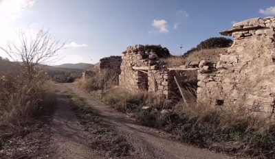 Το άγνωστο χωριό των νάνων στη Ρόδο. Τι σχέση είχαν με τους αλχημιστές που μάζευαν μανδραγόρα για τα φίλτρα τους