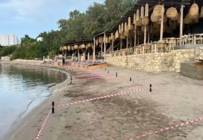 Ρόδος. Σφραγίστηκε το beach bar με τις ξαπλώστρες μέσα στη θάλασσα