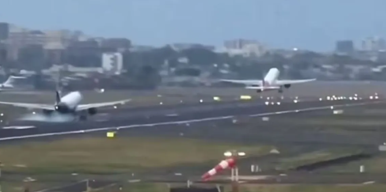 Θρίλερ στον αέρα. Αεροπλάνο προσγειώθηκε στο αεροδρόμιο του Μουμπάι την ώρα που άλλο αεροσκάφος απογειωνόταν (βίντεο)