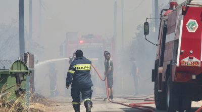 Μάχη με τις φλόγες στη Βάρης-Κορωπίου. Εκκενώθηκαν τρία εκπαιδευτήρια. Αναφορές για σπίτια που καίγονται στο Κίτσι