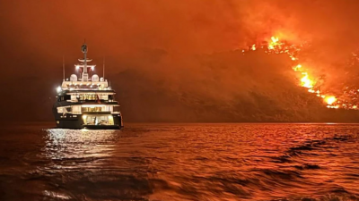 Ύδρα. Οργή για τους επιβάτες ιδιωτικού σκάφους που πέταξαν πυροτεχνήματα και ξέσπασε φωτιά στο νησί