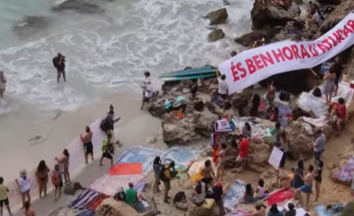 Ντόπιοι διώχνουν τουρίστες από διάσημη παραλία της Μαγιόρκα. «Φύγετε! φύγετε!» (Βίντεο)