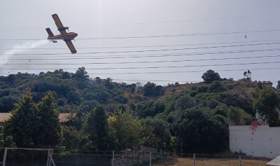 Συγκλονιστικό βίντεο με Canadair που βρίσκει σε κορυφή πεύκου ενώ επιχειρεί στη Ναύπακτο