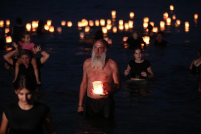 Μάτι.104 φαναράκια για τα θύματα της πυρκαγιάς στην Αργυρά Ακτή. Συγκλονίζουν οι εικόνες