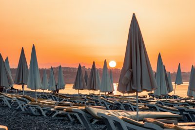 Beach bar στη Χαλκιδική επιβάλλει dress code στους πελάτες του και τους προειδοποιεί με απαγόρευση εισόδου