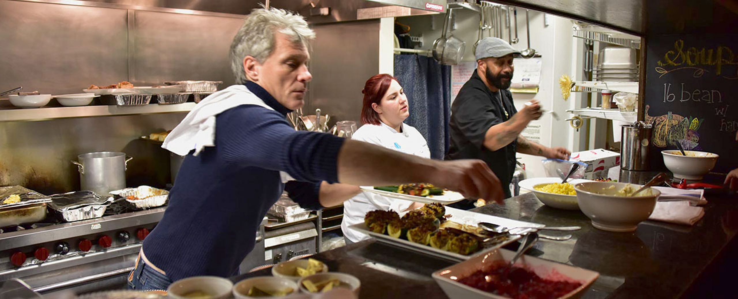 Ο Tζον Μπον Τζόβι, πλένει πιάτα και σερβίρει άστεγους στο εστιατόρια που δημιούργησε για τους ευάλωτους
