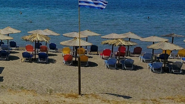 Η «μάχη» της ελληνικής παραλίας.  Οι έλεγχοι, τα πρόστιμα και οι αλληλοκαταγγελόμενοι επιχειρηματίες