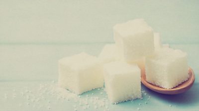 Οι Βρετανοί μείωσαν κατά δυο κουταλάκια τη ζάχαρη ημερησίως μετά την επιβολή φόρου για την καταπολέμηση της παχυσαρκίας