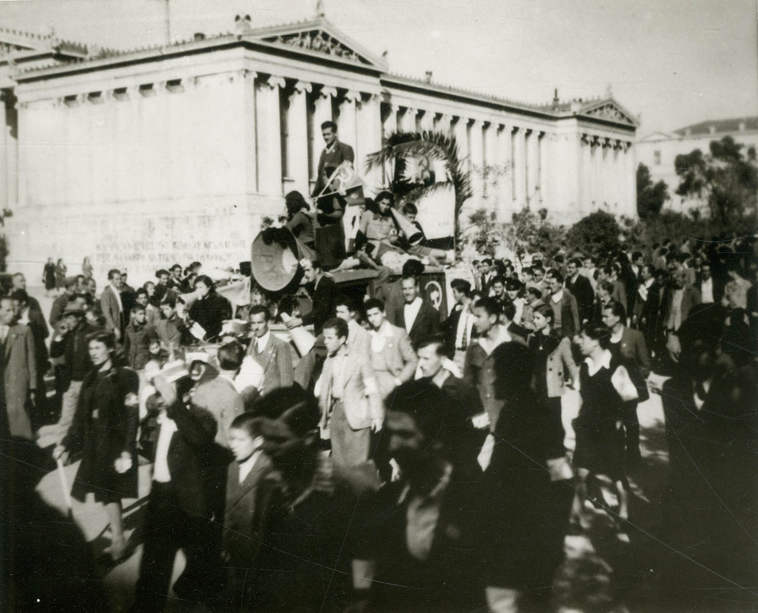 Ιστορική έκθεση «1974 & 1944: Η Αθήνα γιορτάζει την ελευθερία της» στο Κέντρο Τεχνών στο Πάρκο Ελευθερίας