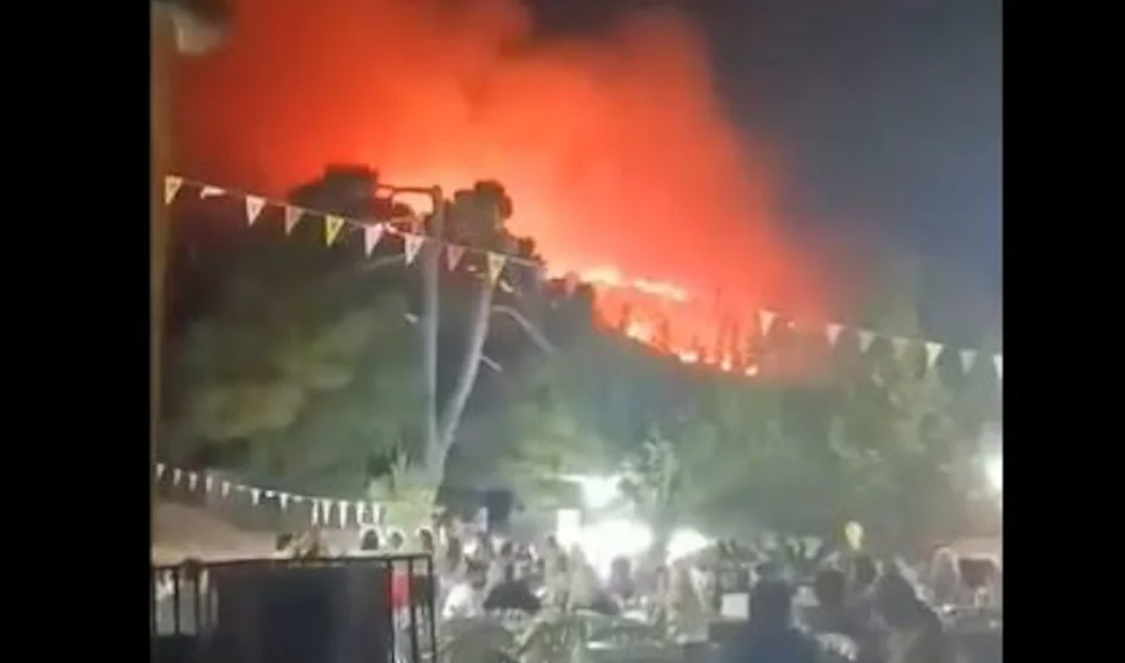 Απίστευτο βίντεο από τη φωτιά στη Ζάκυνθο. Κόσμος γλεντούσε ενώ το νησί καιγόταν και έβλεπαν τις φλόγες να πλησιάζουν