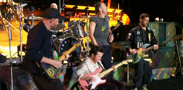 Ο Μάικλ Τζ. Φοξ έπαιξε κιθάρα σε αναπηρικό αμαξίδιο στη συναυλία των Coldplay και αποθεώθηκε. Η μάχη με το Πάρκινσον από 1991