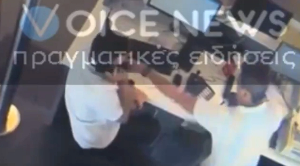 Λευτέρης Αυγενάκης. Βίντεο με επίθεση σε εργαζόμενο στο «Ελ.Βενιζέλος». “Ζητώ συγγνώμη” λέει ο βουλευτής της ΝΔ