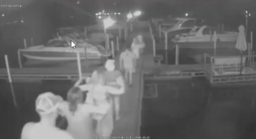 Απίστευτο βίντεο. Δυσαρεστημένοι πελάτες στο Μιζούρι, έριξαν στη λίμνη σερβιτόρα που τους ζήτησε να πληρώσουν τον λογαριασμό