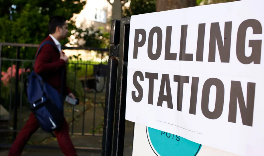 Άνοιξαν οι κάλπες στη Βρετανία. Οι πολίτες ψηφίζουν σε εκκλησίες, παιδικούς σταθμούς, τροχόσπιτα