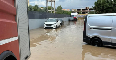 Σε εξέλιξη η κακοκαιρία στην Αττική. Χαλάζι στον Άγιο Στέφανο, καταρρακτώδης βροχή στα Σπάτα. Έντονη κεραυνική δραστηριότητα