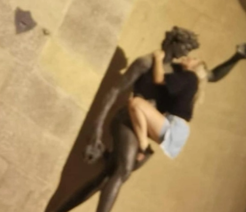 Έντονες αντιδράσεις για την τουρίστρια που έβγαλε άσεμνες φωτογραφίες στο άγαλμα του Βάκχου στη Φλωρεντία