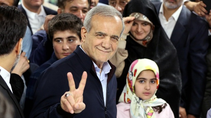 Νέος πρόεδρος του Ιράν ο μετριοπαθής Μασούντ Πεζεσκιάν. Ήττα για τον προστατευόμενο του Χαμενεΐ