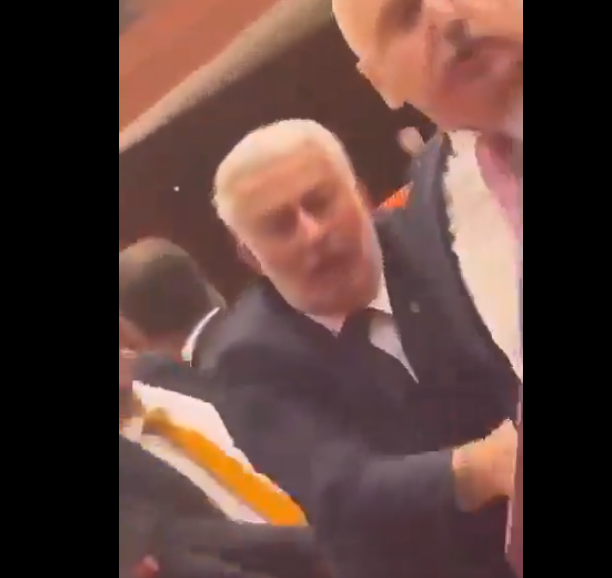 Ξύλο στην τουρκική Βουλή. Πρώην υπουργός επιτέθηκε σε βουλευτή (Βίντεο)