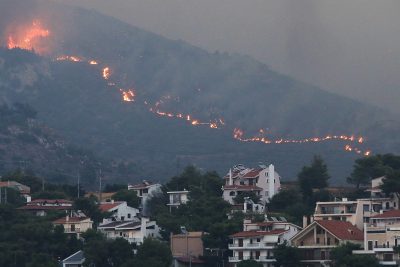 Ανεξέλεγκτη η φωτιά στην Αττική. Τρία τα πύρινα μέτωπα. Εκκενώνονται Ντράφι, Διώνη και Δαμασάρι