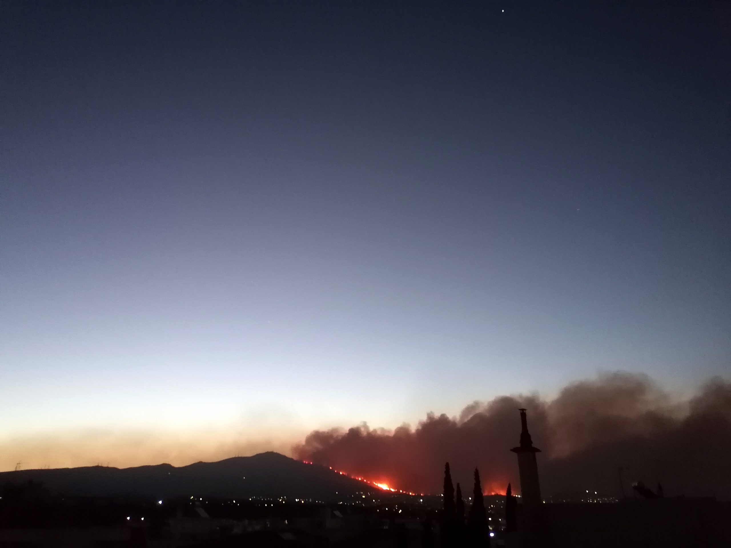 Στο Ίλιον μεταφέρθηκαν 32 παιδιά από τη Μονάδα Προστασίας Παιδιού Πεντέλης λόγω της μεγάλης φωτιάς