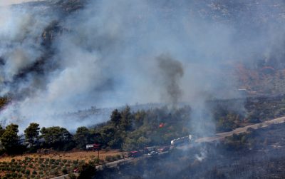 Ασπρόπυργος. Φωτιά σε χαμηλή βλάστηση στα Νεόκτιστα. Ρίψεις από τρία ελικόπτερα