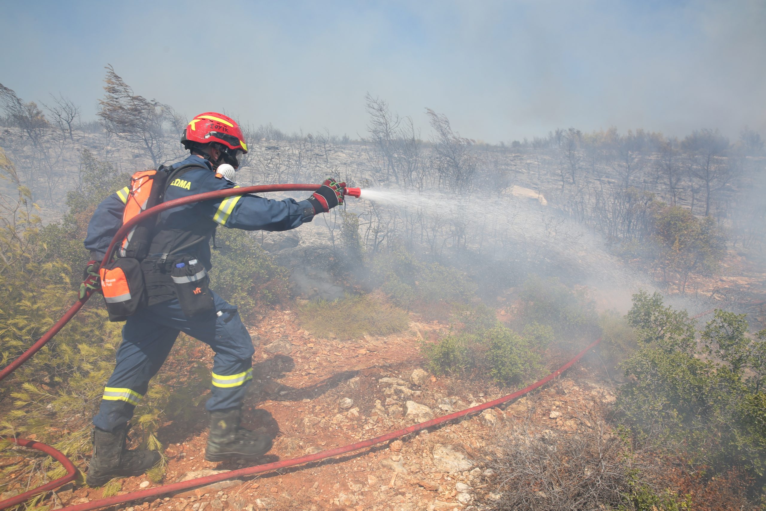 Στο Γραμματικό και στην Καλλιτεχνούπολη τα κύρια πύρινα μέτωπα. Συνεχείς εκκενώσεις οικισμών