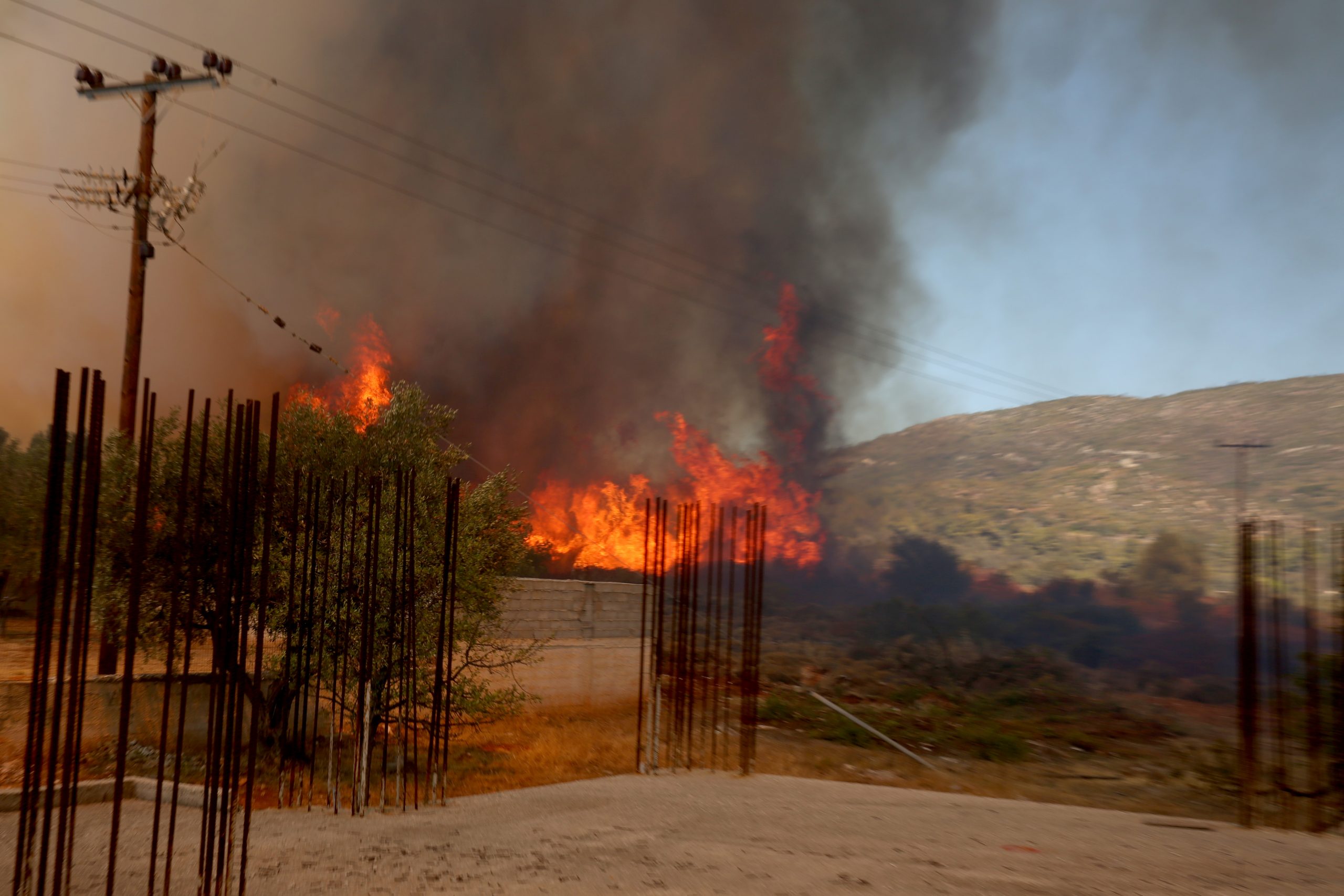 Στις φλόγες τυλίχθηκε το σπίτι του Γιάννη Ζουγανέλη από τη μεγάλη φωτιά στην Αττική. «Πάει ο παράδεισός μου»